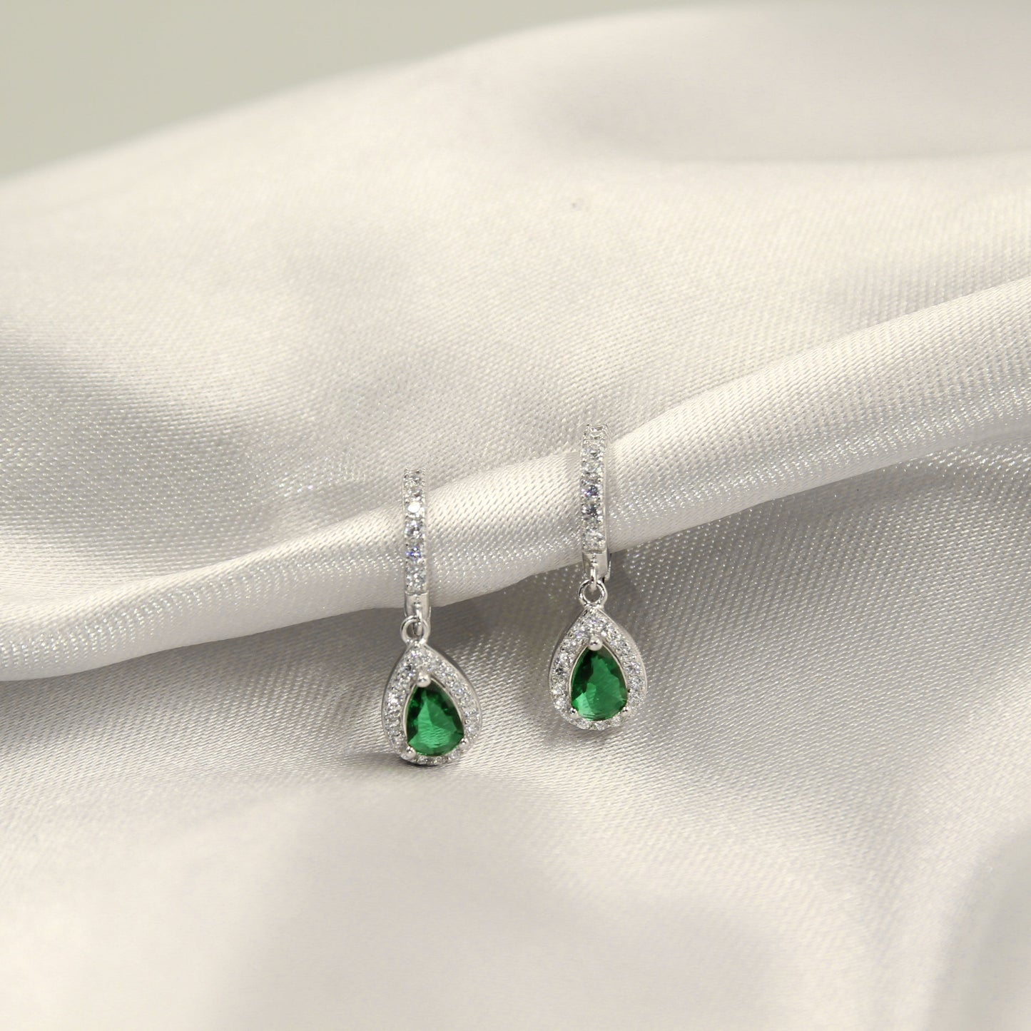 Huggie de gota esmeralda P7016