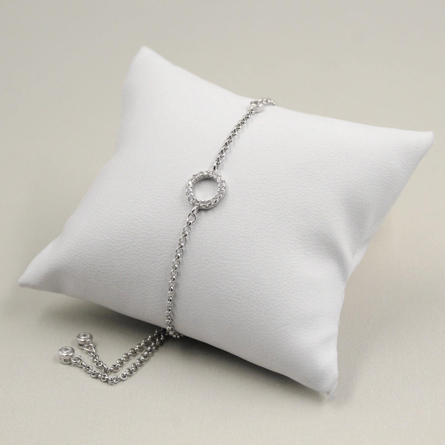 Pulsera de plata con colgante circular de circonitas.
