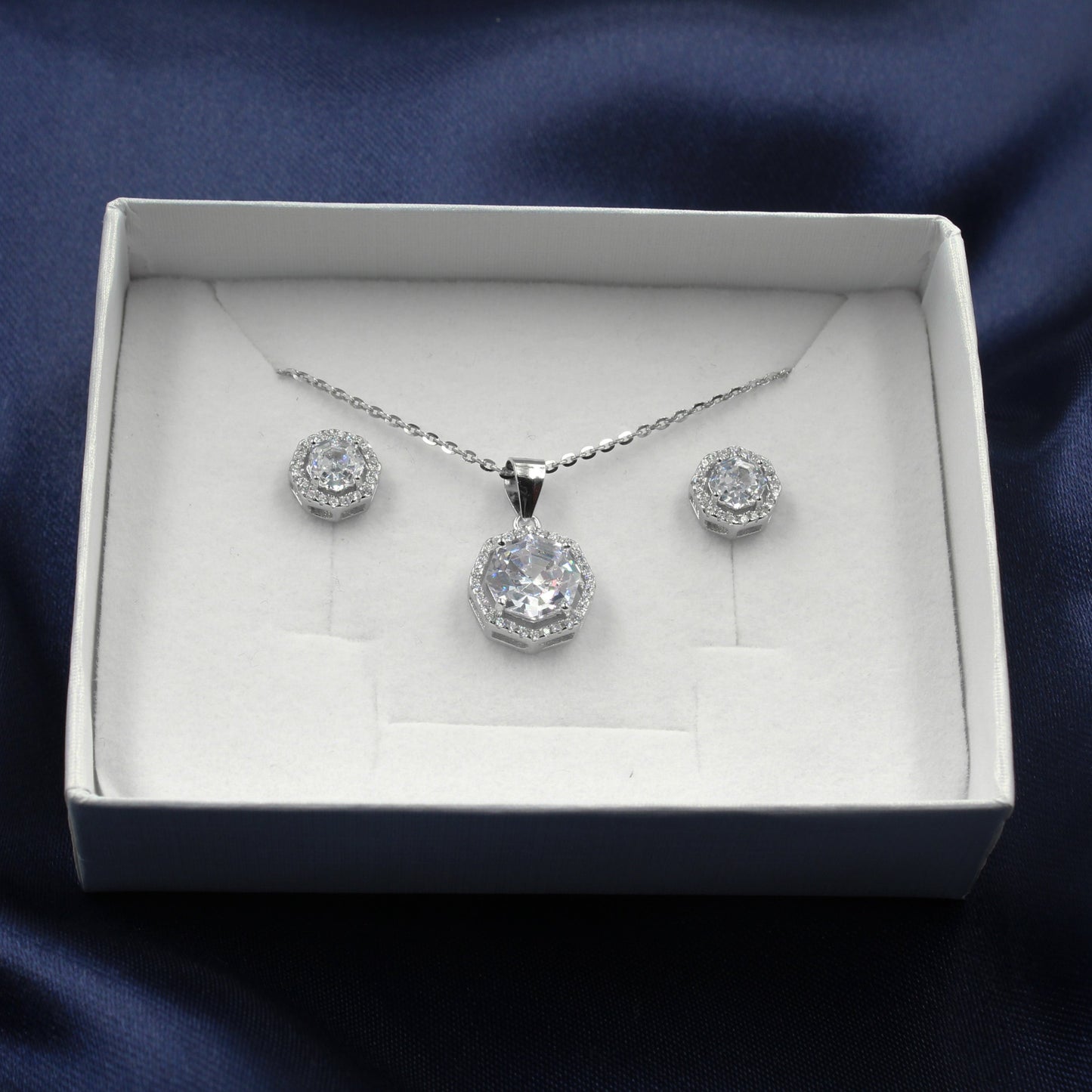 Juego de joyas de plata con circonias redondas, ideal para añadir un toque de sofisticación.