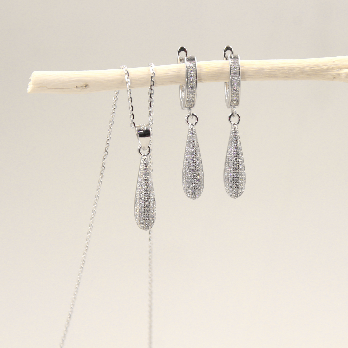 Juego lágrias largas de zirconia J7049