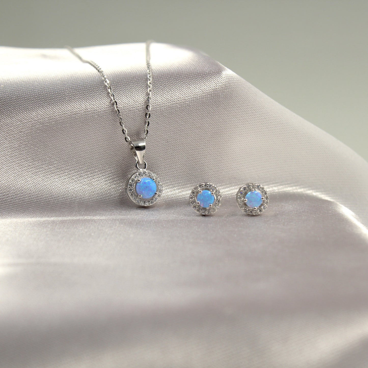 Juego de joyería con piedras opalescentes