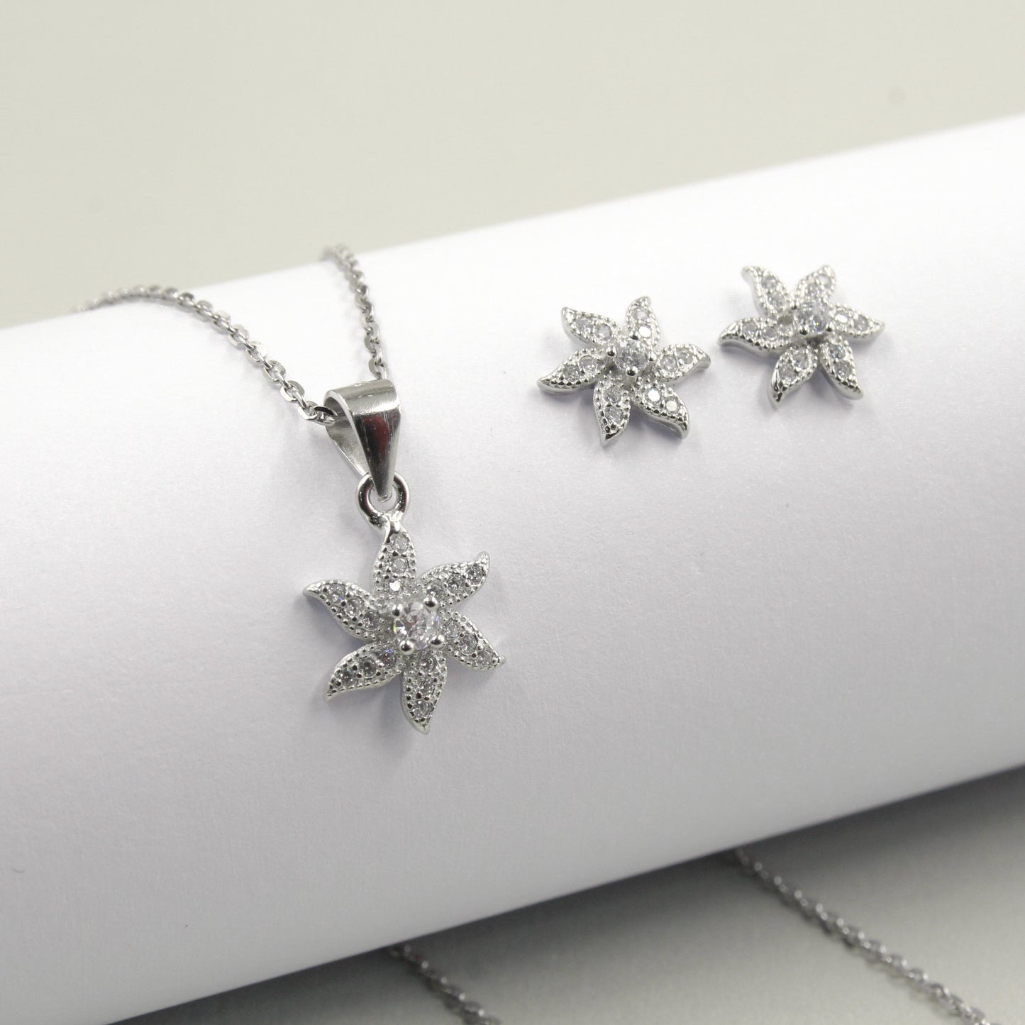 Conjunto de collar y aretes de plata 925 con diseño de estrellas y zirconia cúbica.