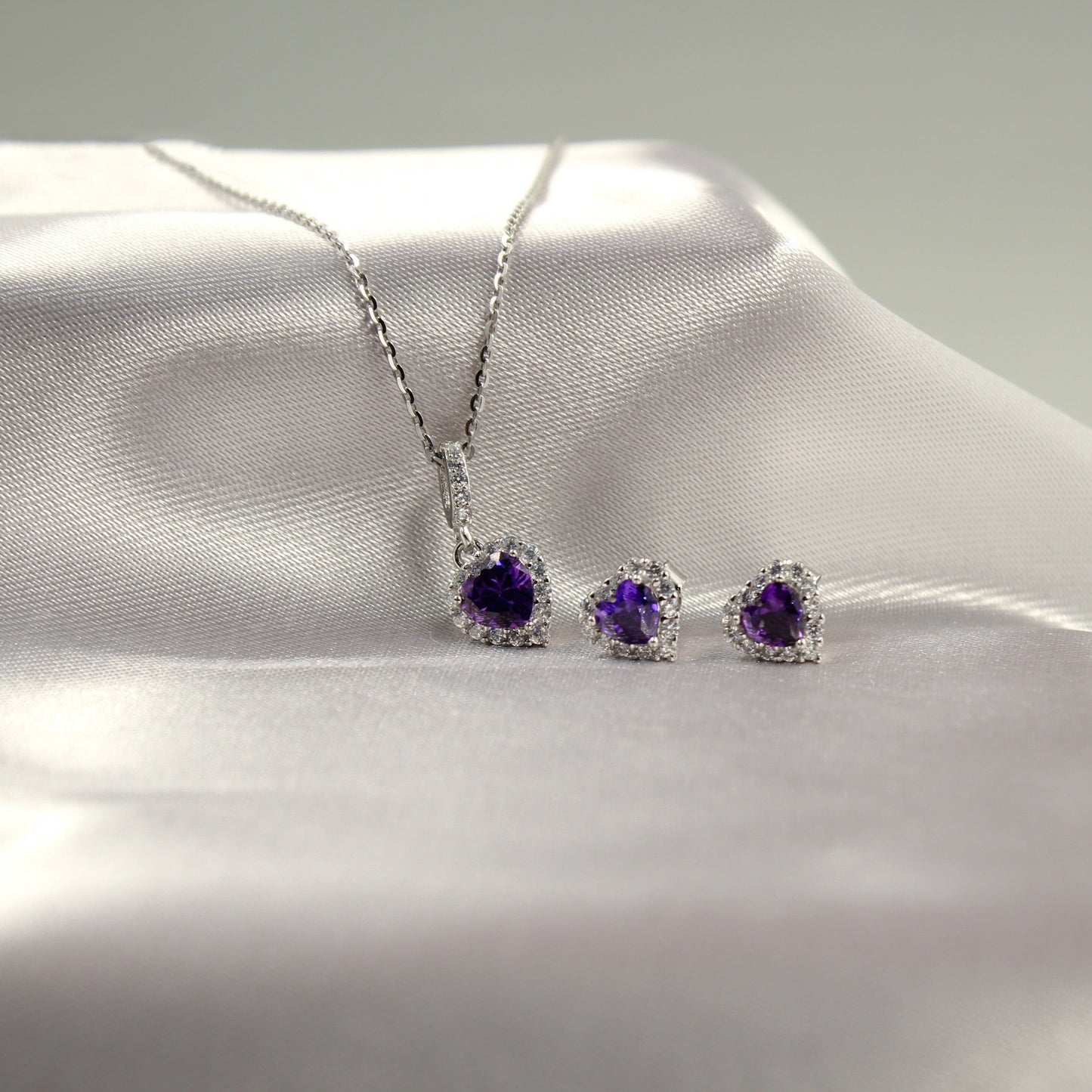 Juego de joyería con piedras moradas en forma de corazón