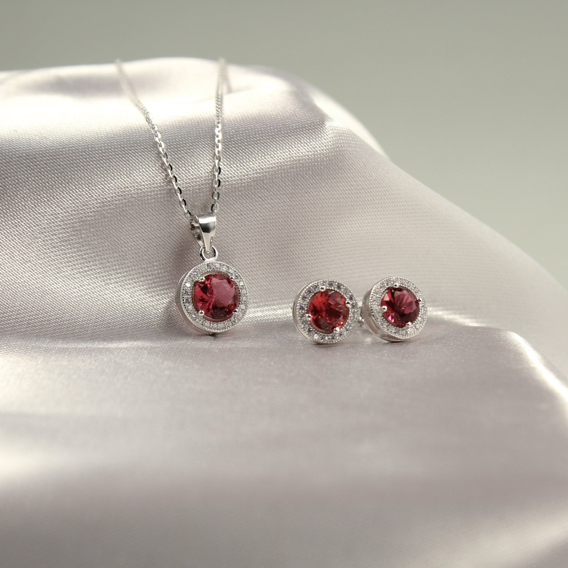 Juego de jJoyería con piedras rosadas redondas