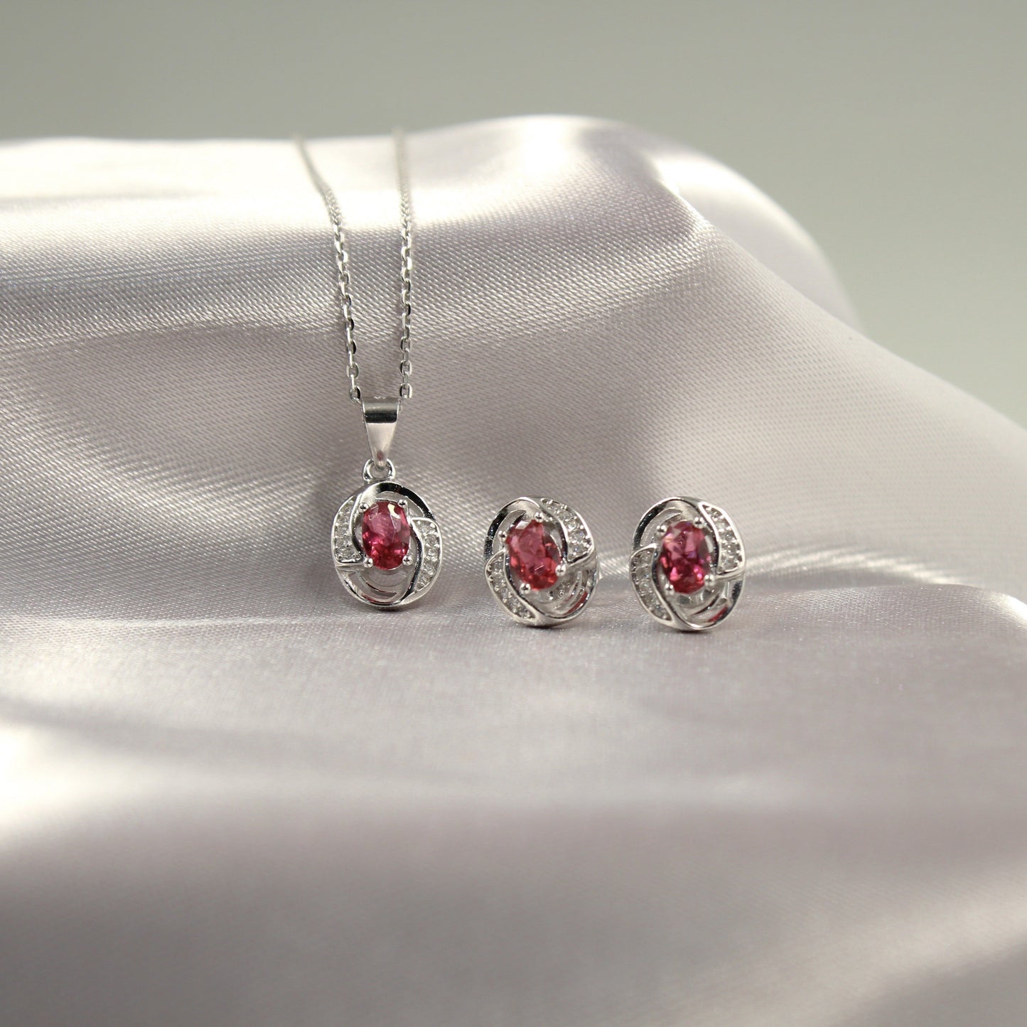 Juego de joyería con diseño de piedras rosadas ovaladas