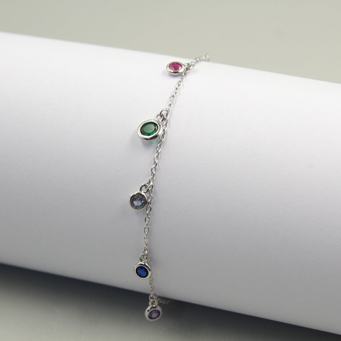 Pulsera de plata con piedras de colores.