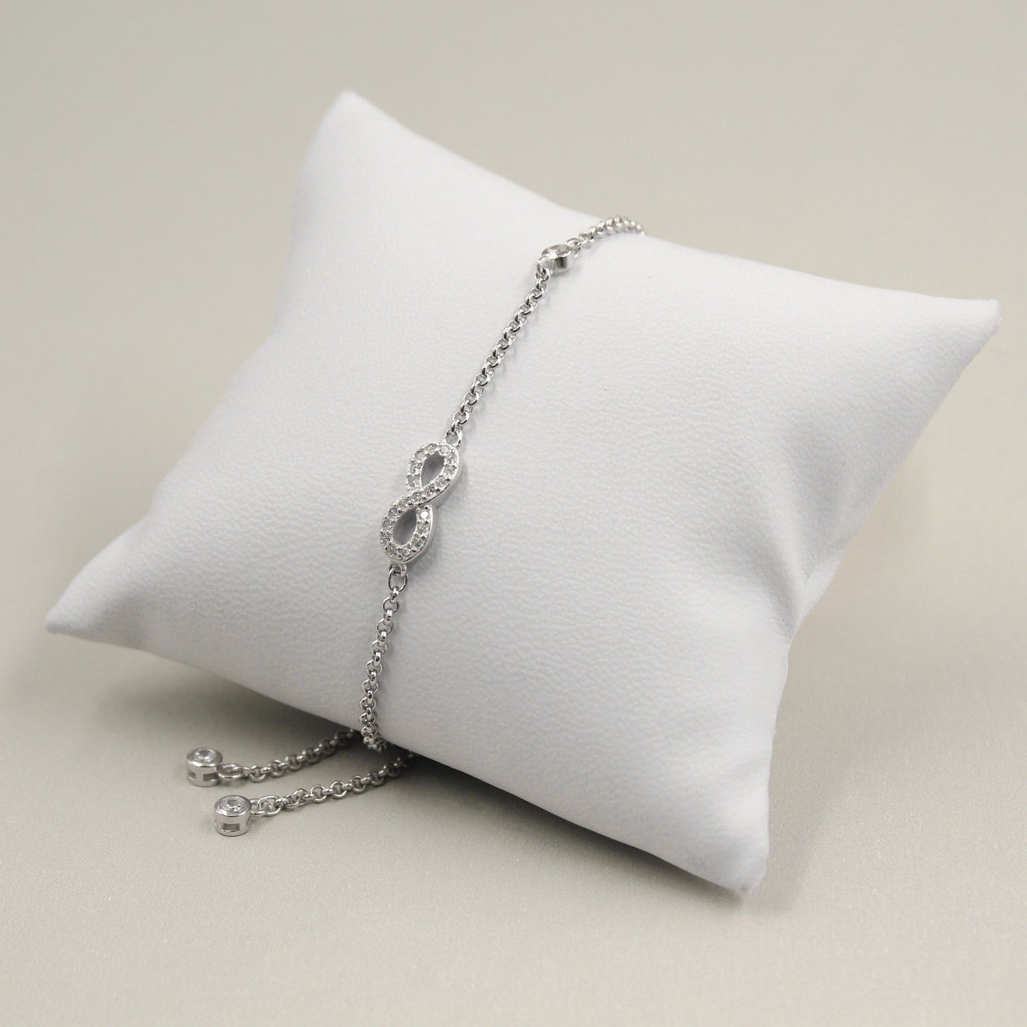 Pulsera de plata con símbolo de infinito y circonitas.