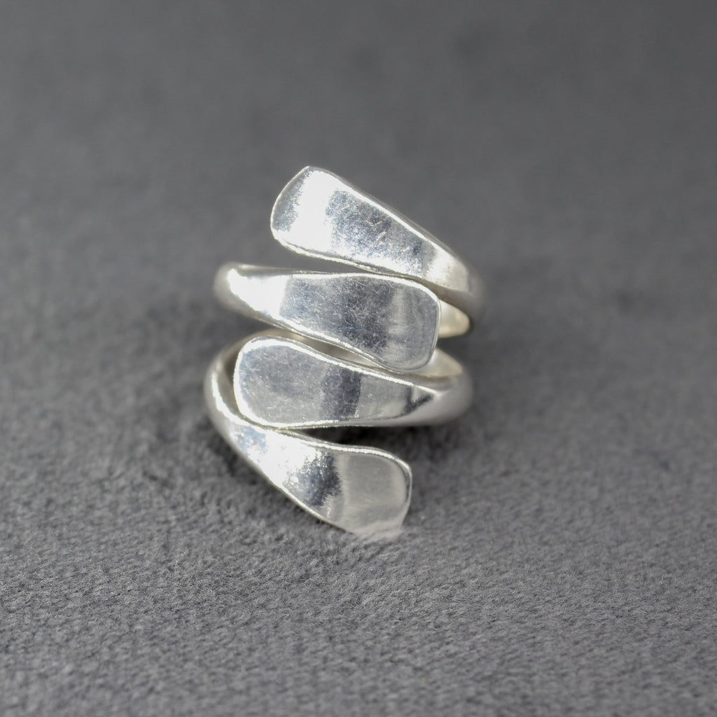 Anillo volumionoso de plata en forma de abrazo doble