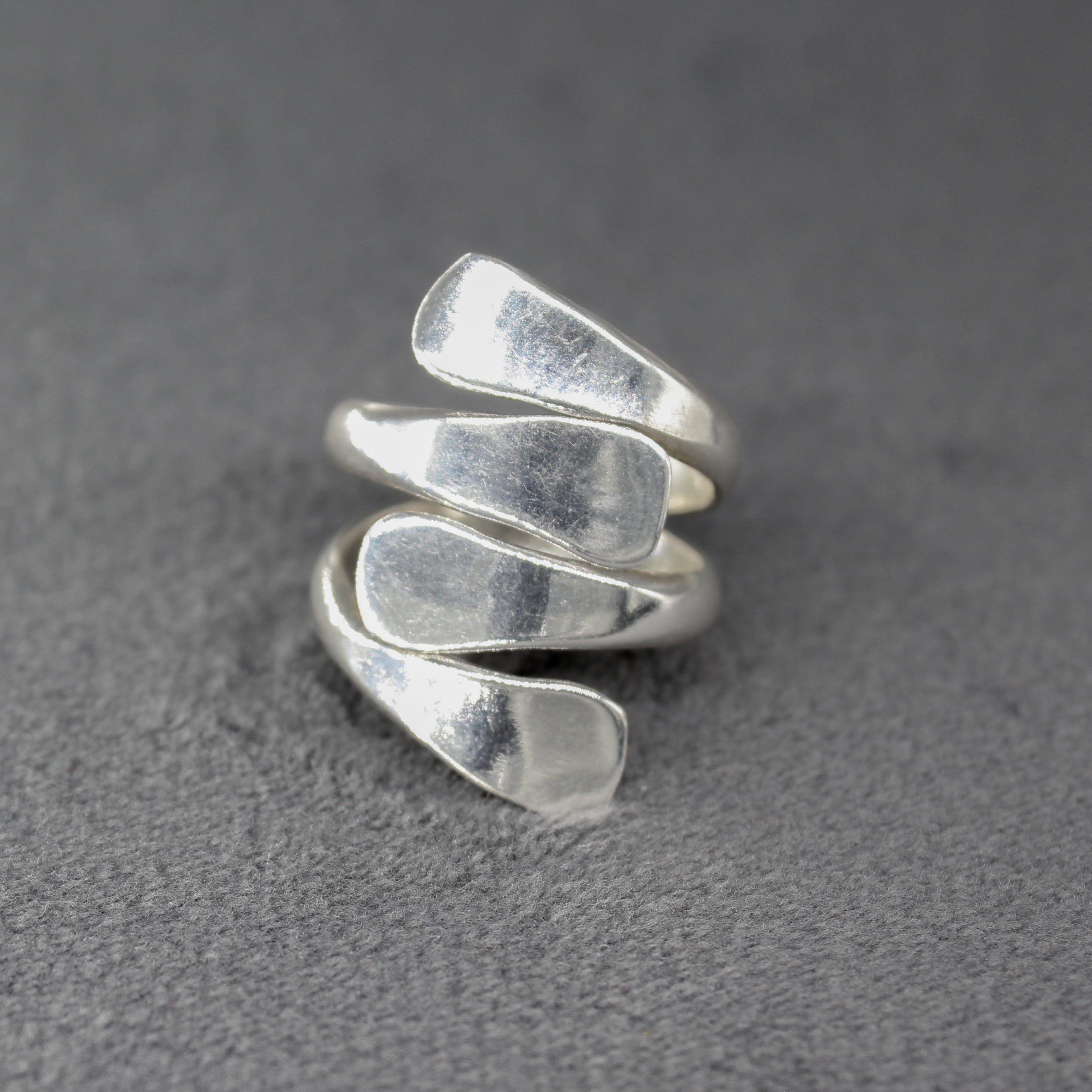 Anillo volumionoso de plata en forma de abrazo doble