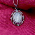 Colgante Virgen de Guadalupe en Plata y Nácar - Borde Floral de Zirconias Marquesa