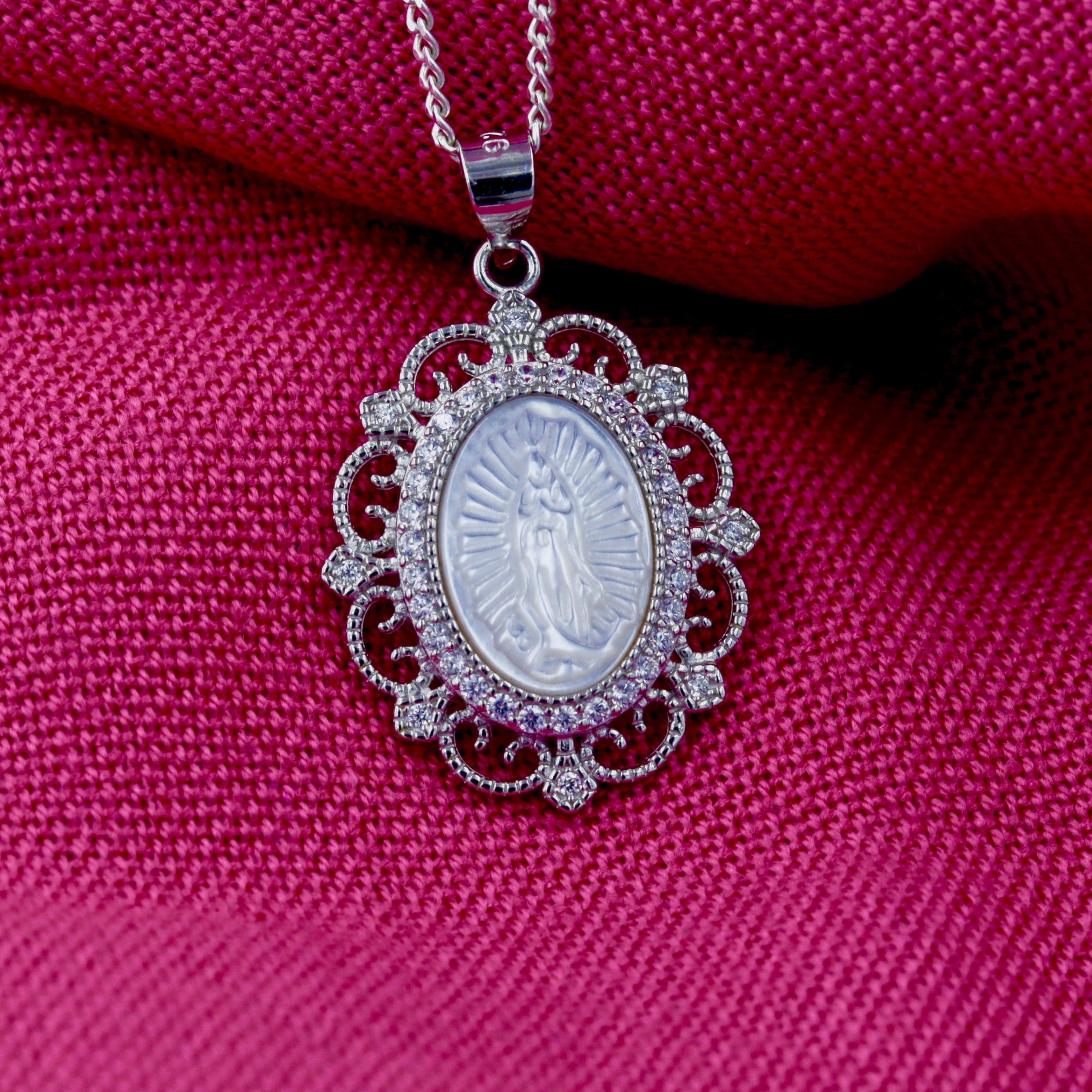 Colgante Virgen de Guadalupe en Plata y Nácar - Borde Floral de Zirconias Marquesa