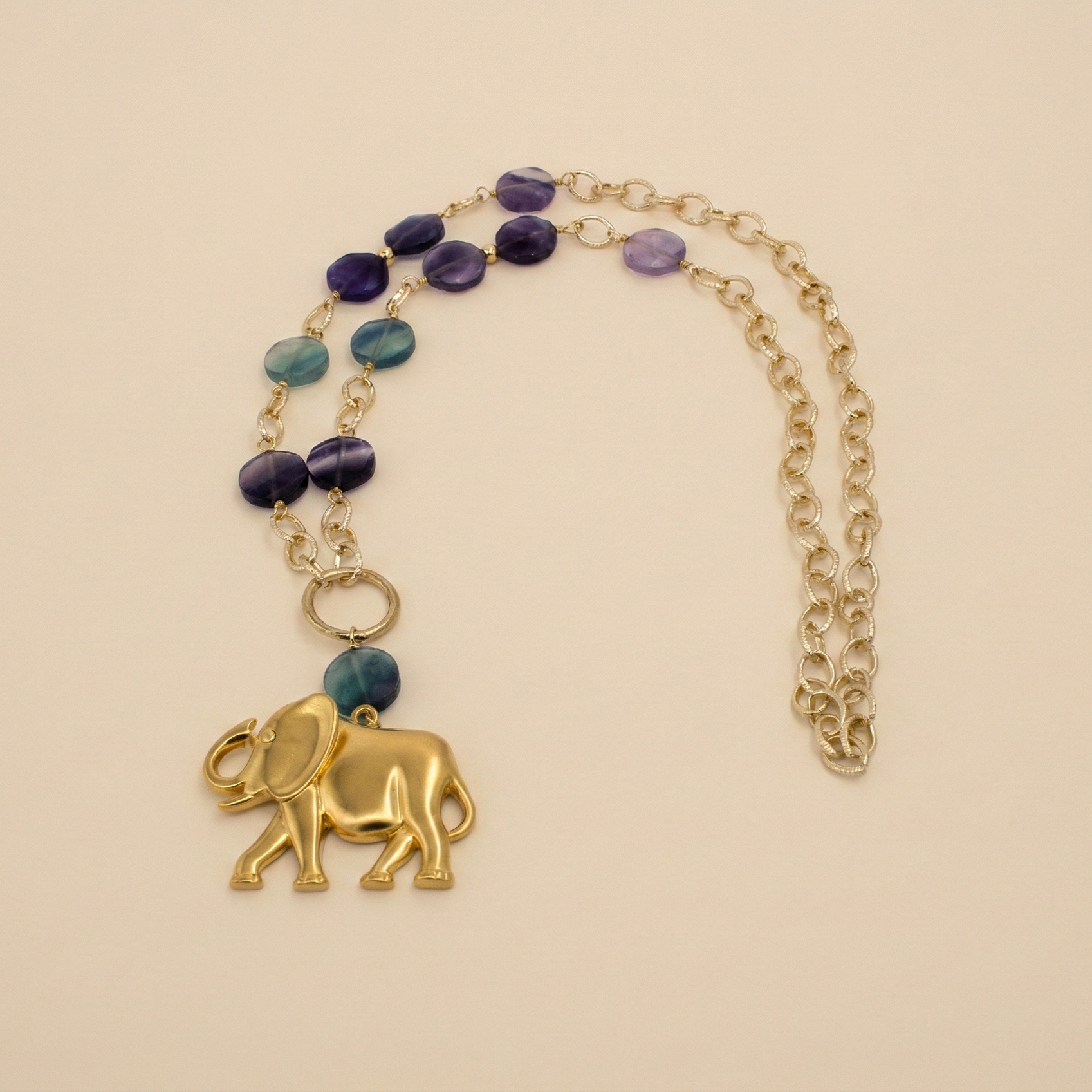 Collar Largo de Amatista con Dije de Elefante y Chapa