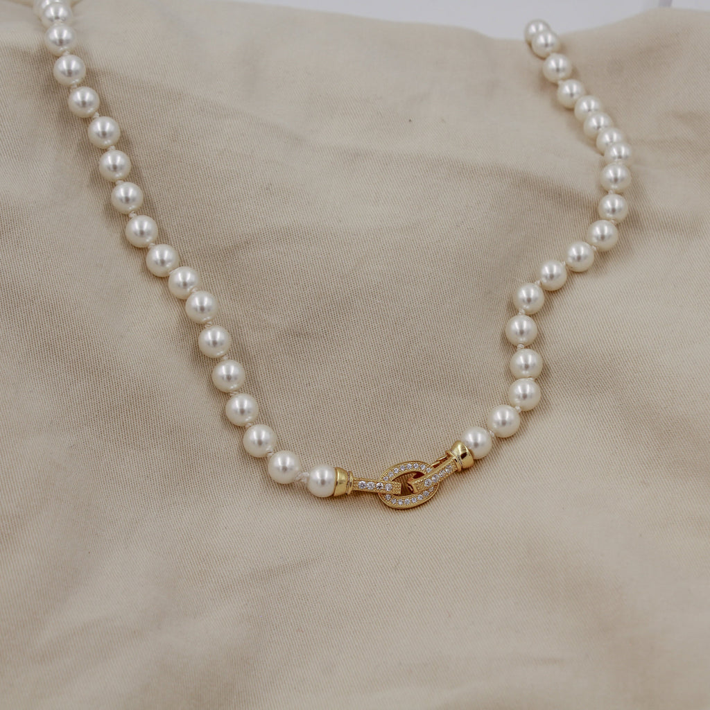 Collar de perla anudada broche dorado