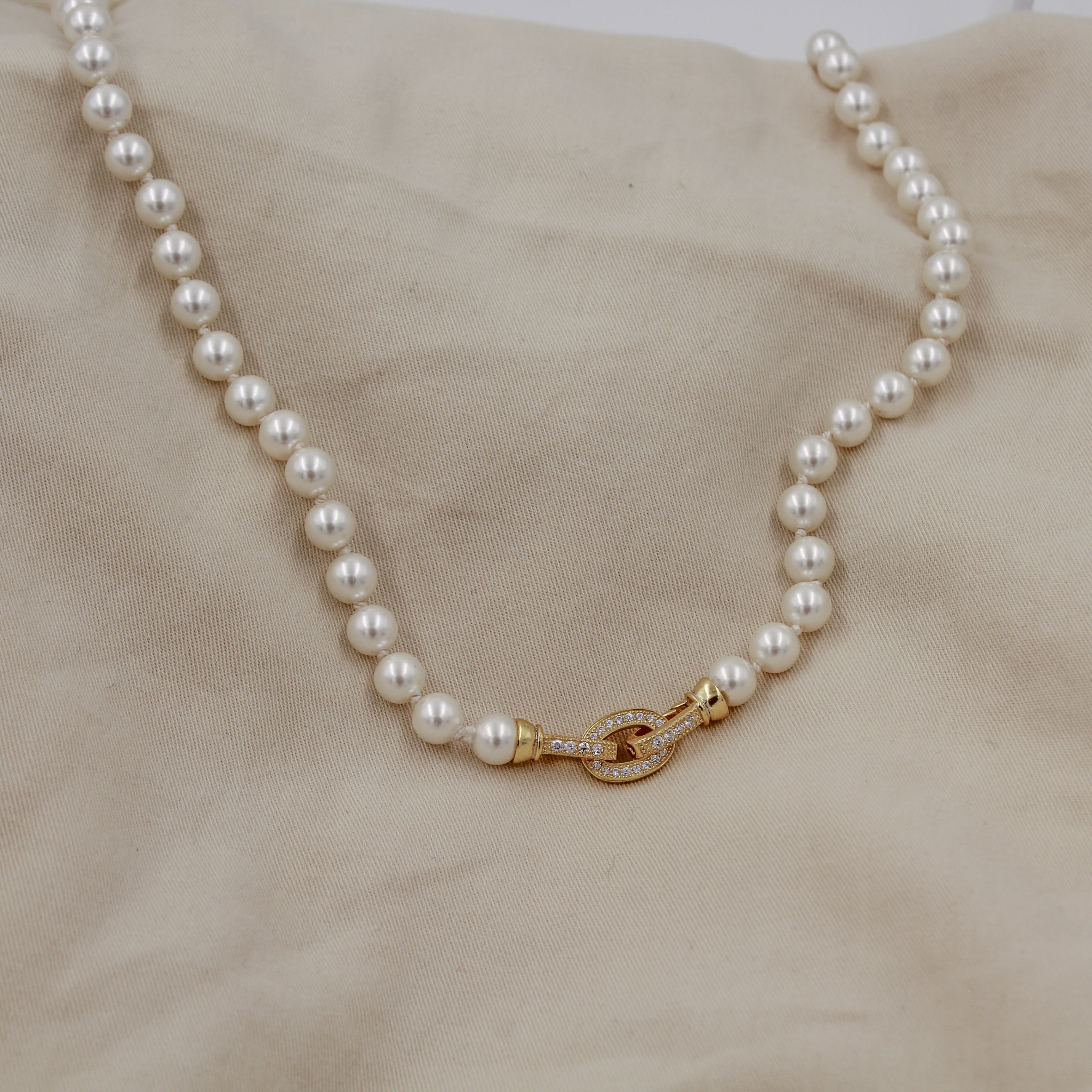 Collar de perla anudada broche dorado