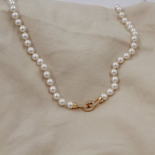 Collar de perla anudada broche dorado