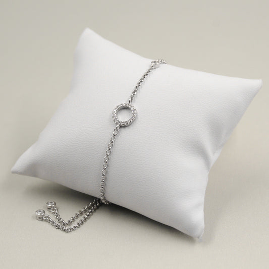 Pulsera de plata con colgante circular de circonitas.
