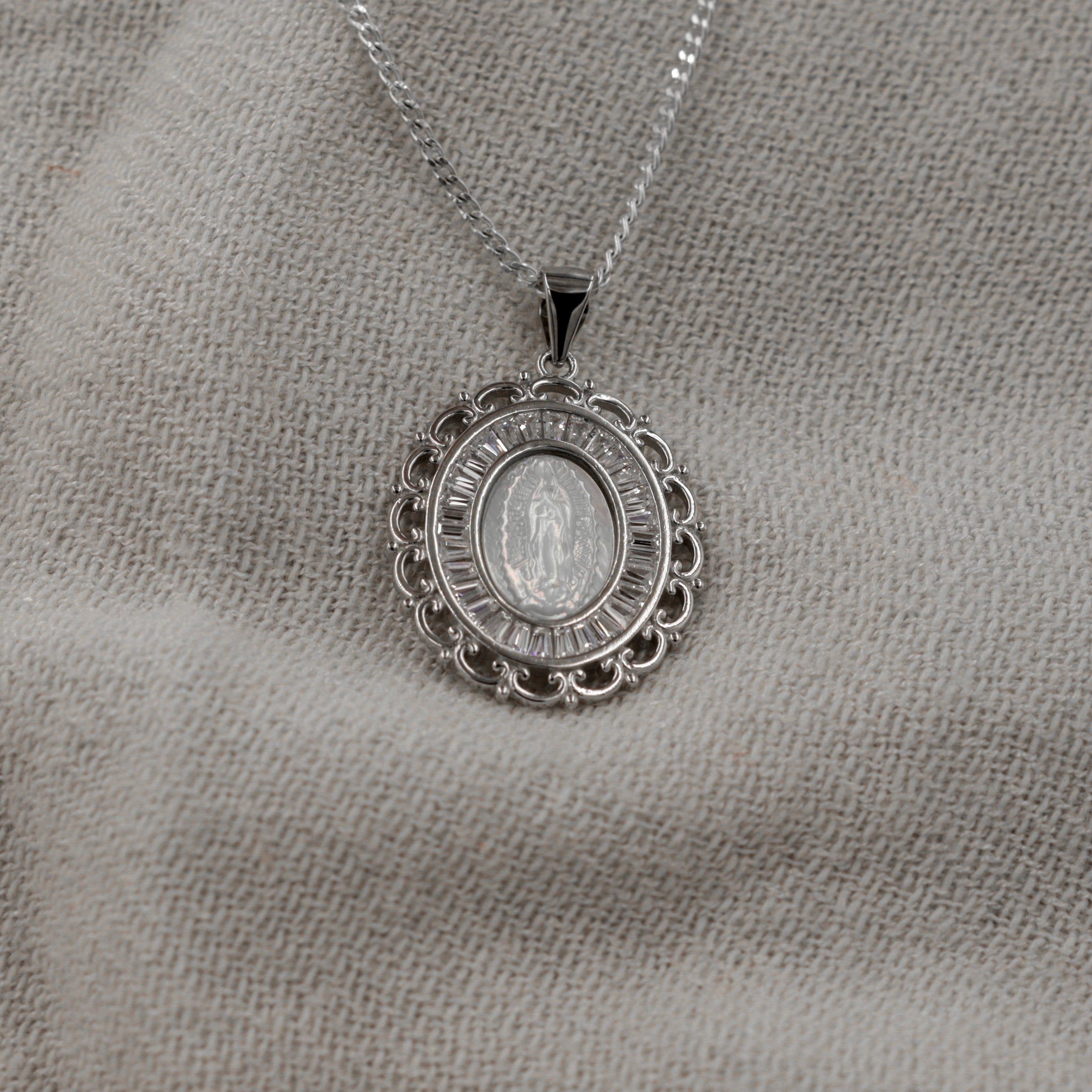 Colgante Virgen de Guadalupe Plata 925 y Madre Perla - Borde Calado Barroco