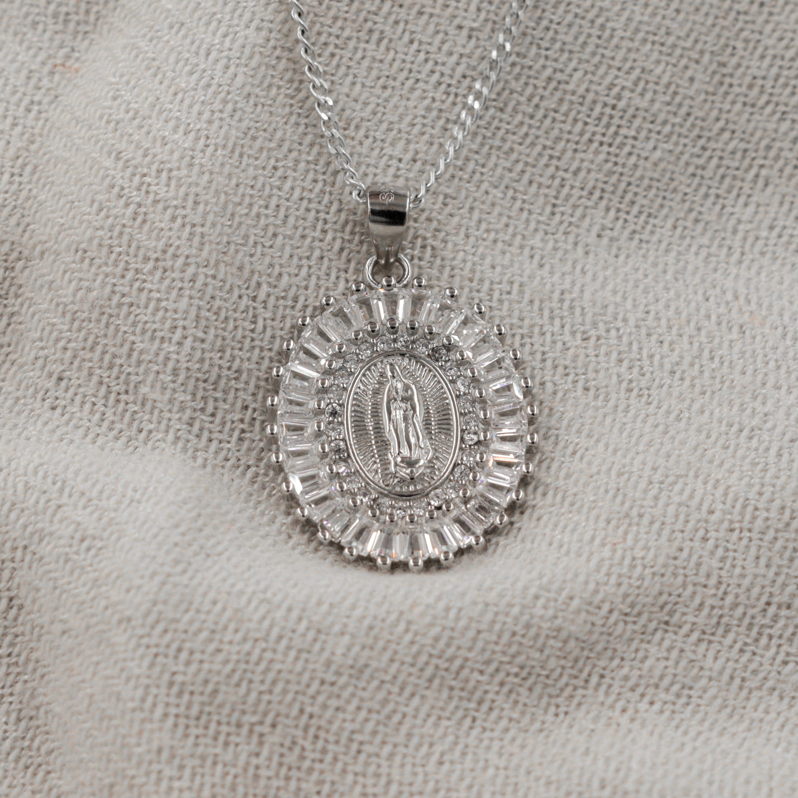 Medalla Virgen de Guadalupe Plata y Madre Perla - Diseño Rayos de Sol con Zirconias