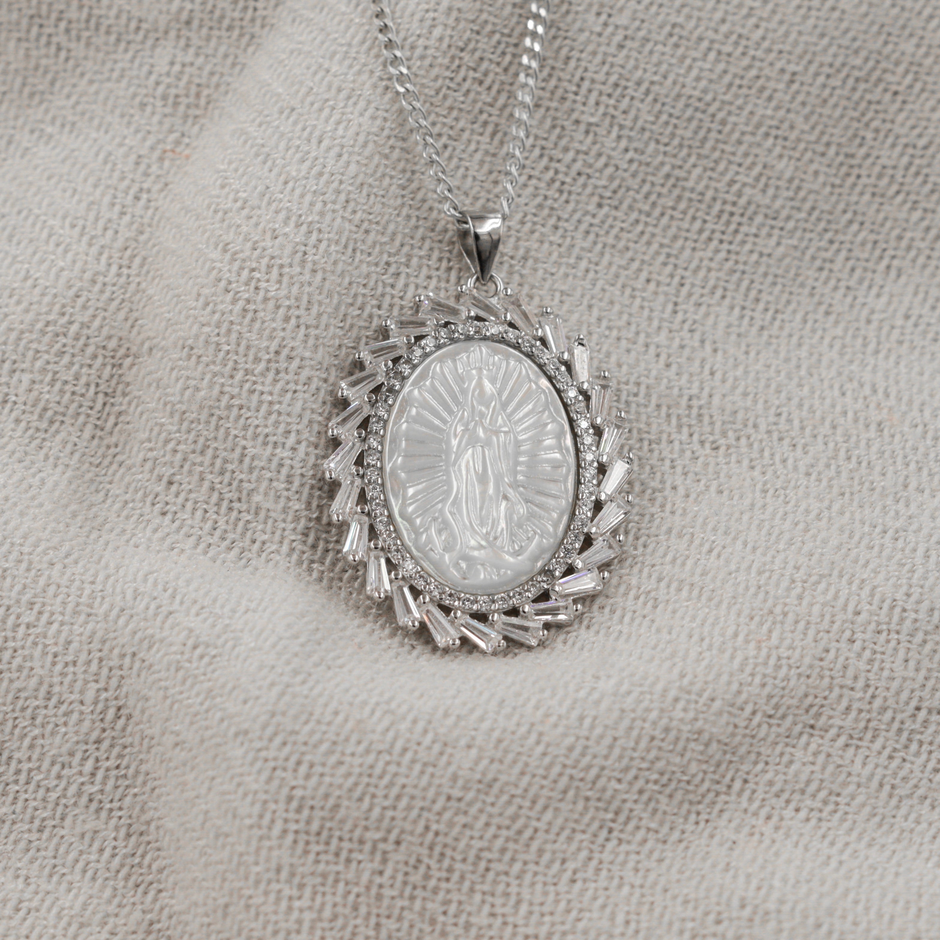 Medalla Clásica Virgen de Guadalupe en Plata 925 y Nácar - Orla de Zirconias Baguette