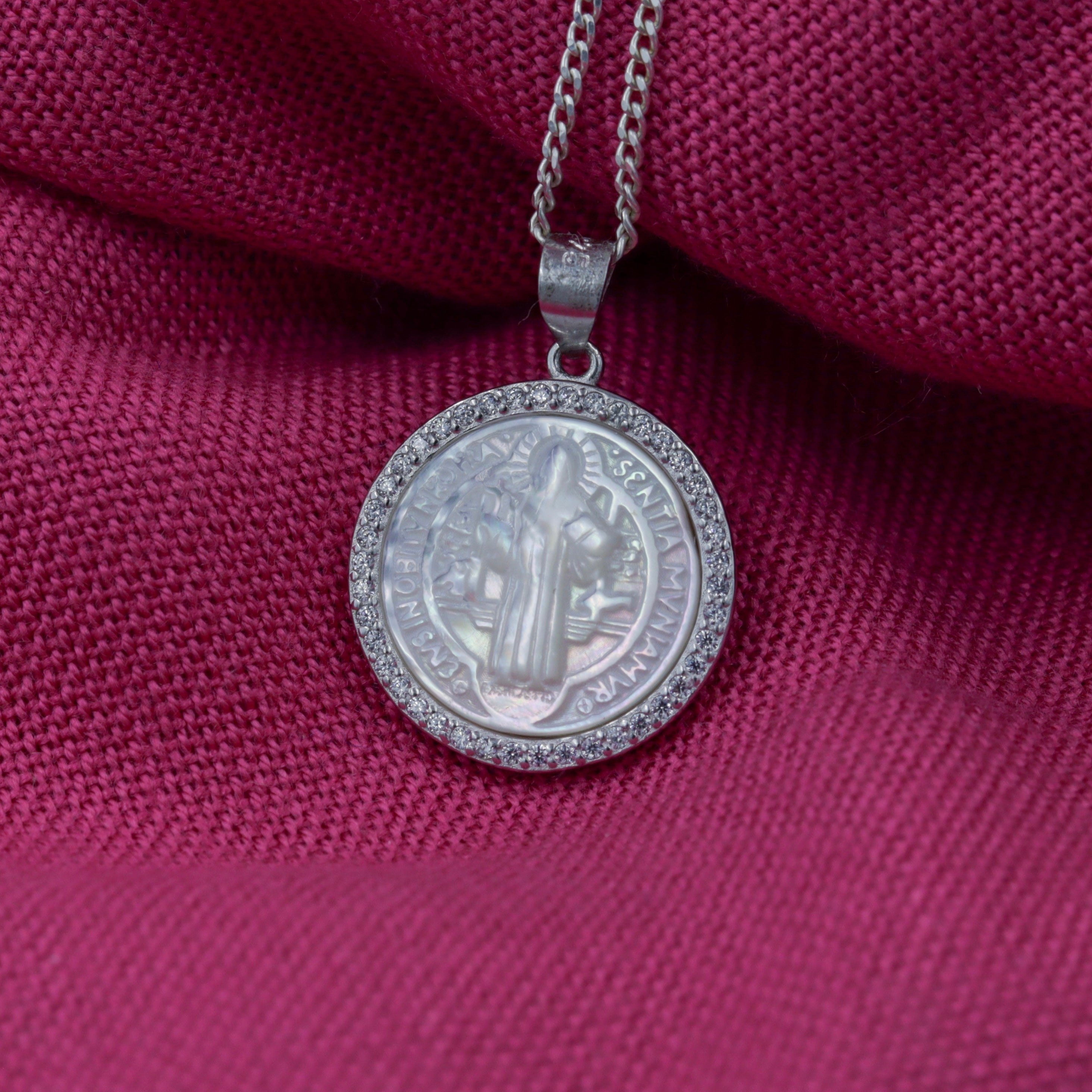 Medalla de San Benito Plata 925 y Madre Perla con Zirconias - Amuleto de Protección