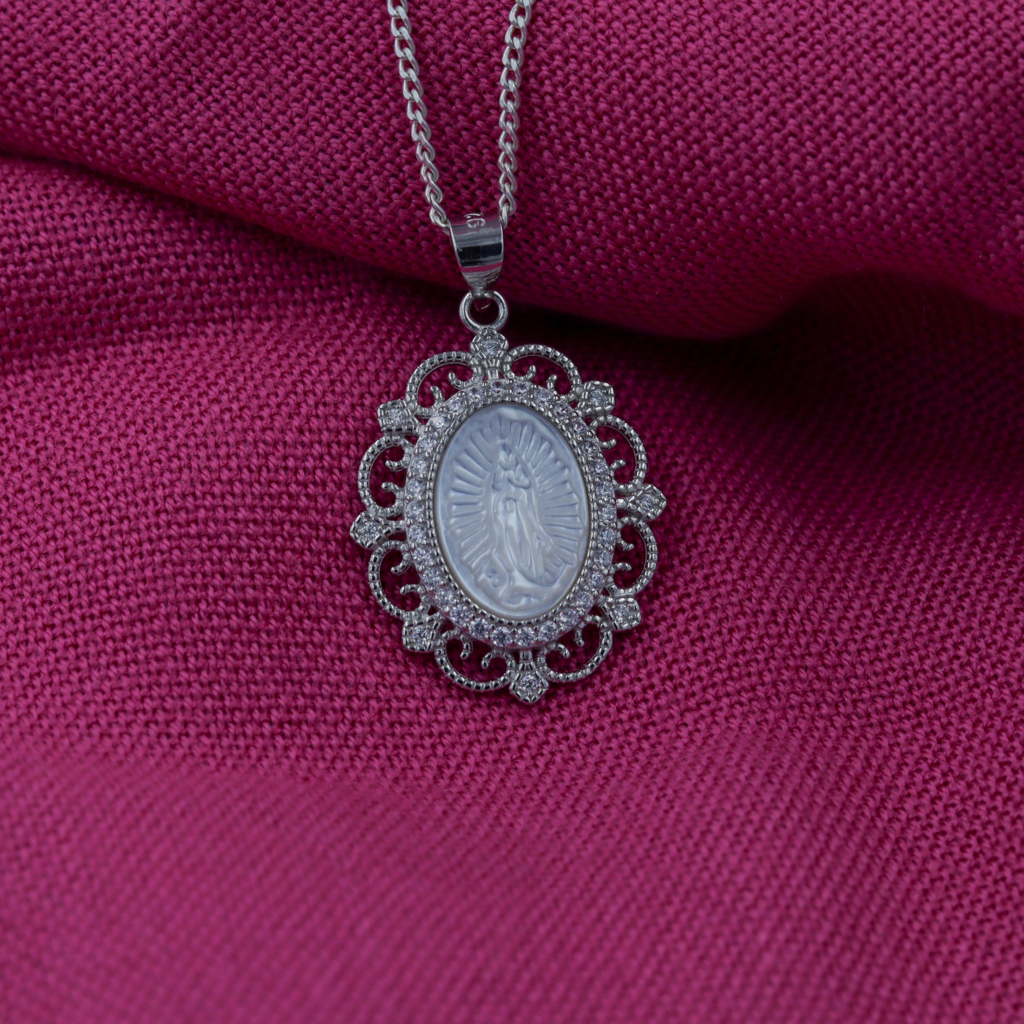 Colgante Virgen de Guadalupe en Plata y Nácar - Borde Floral de Zirconias Marquesa