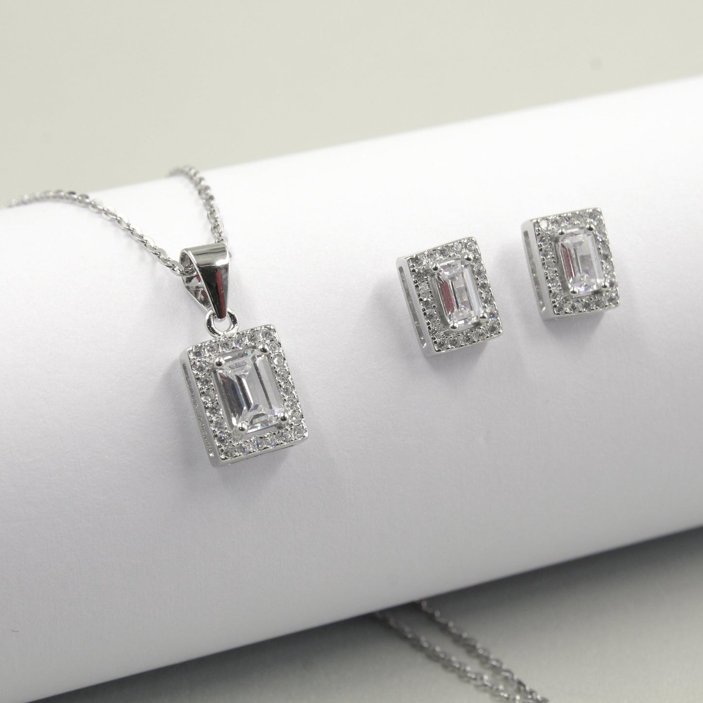 Juego de joyas de plata con cristales rectangulares brillantes, ideal para un look sofisticado.