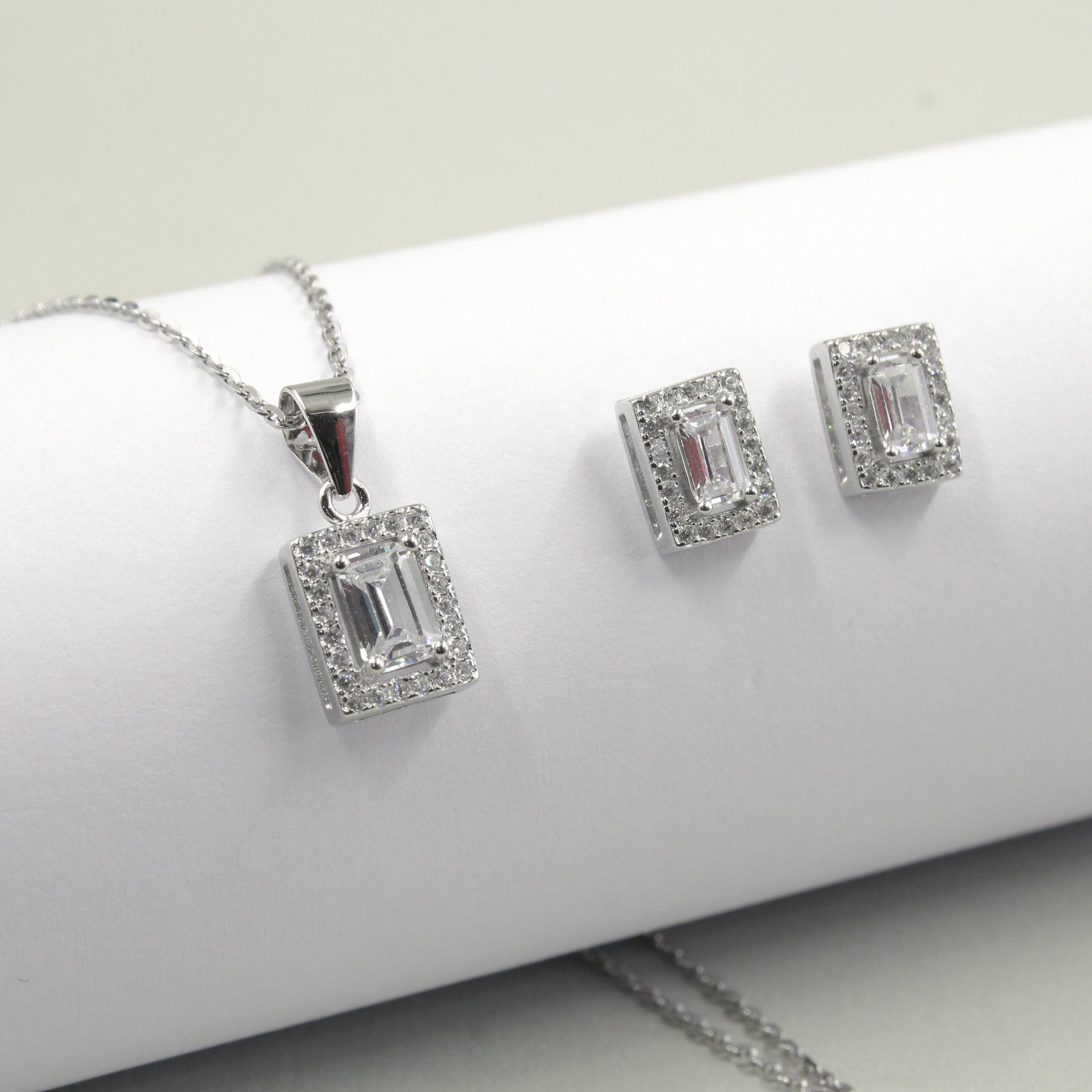 Juego de joyas de plata con cristales rectangulares brillantes, ideal para un look sofisticado.