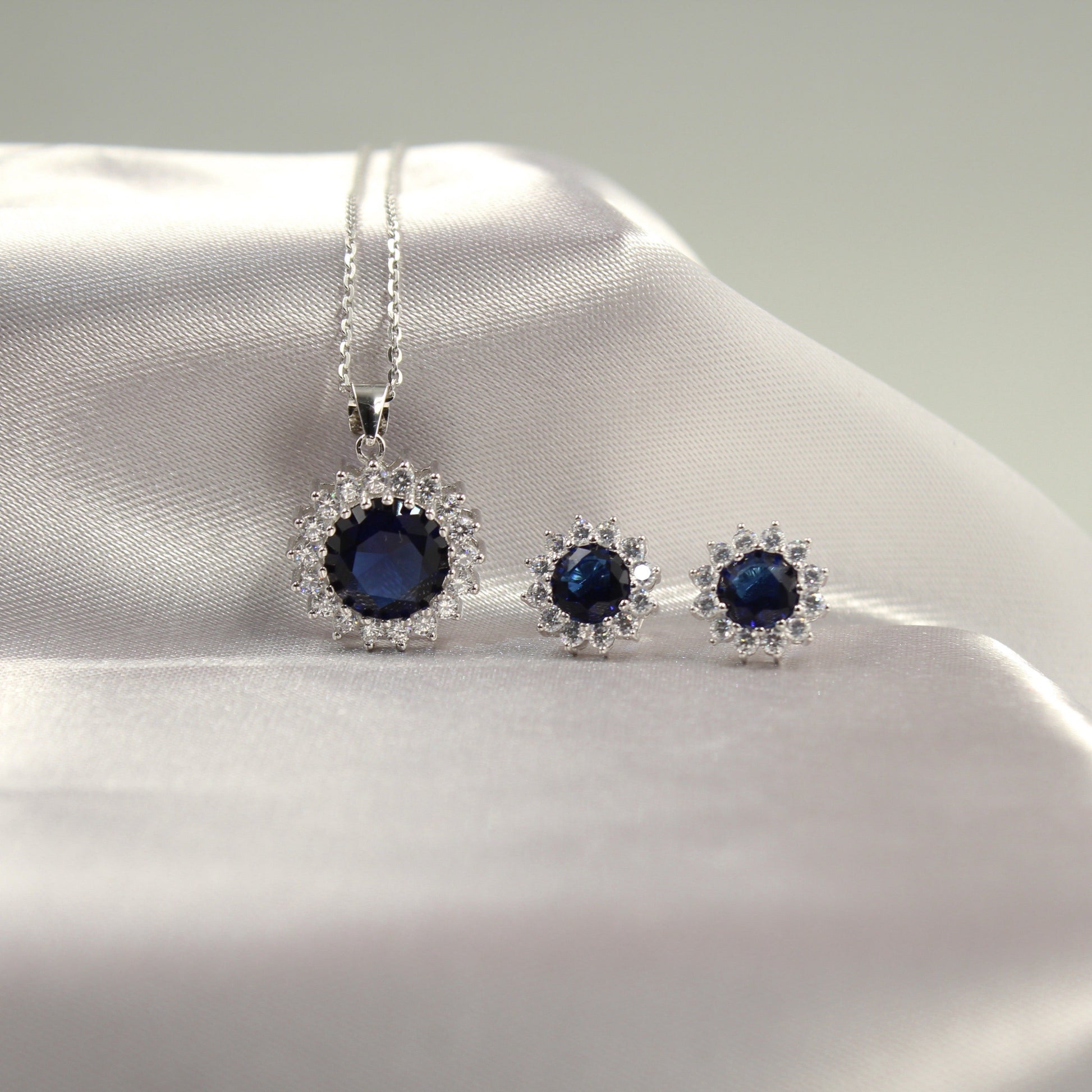 Juego de joyería con piedras azules y brillantes