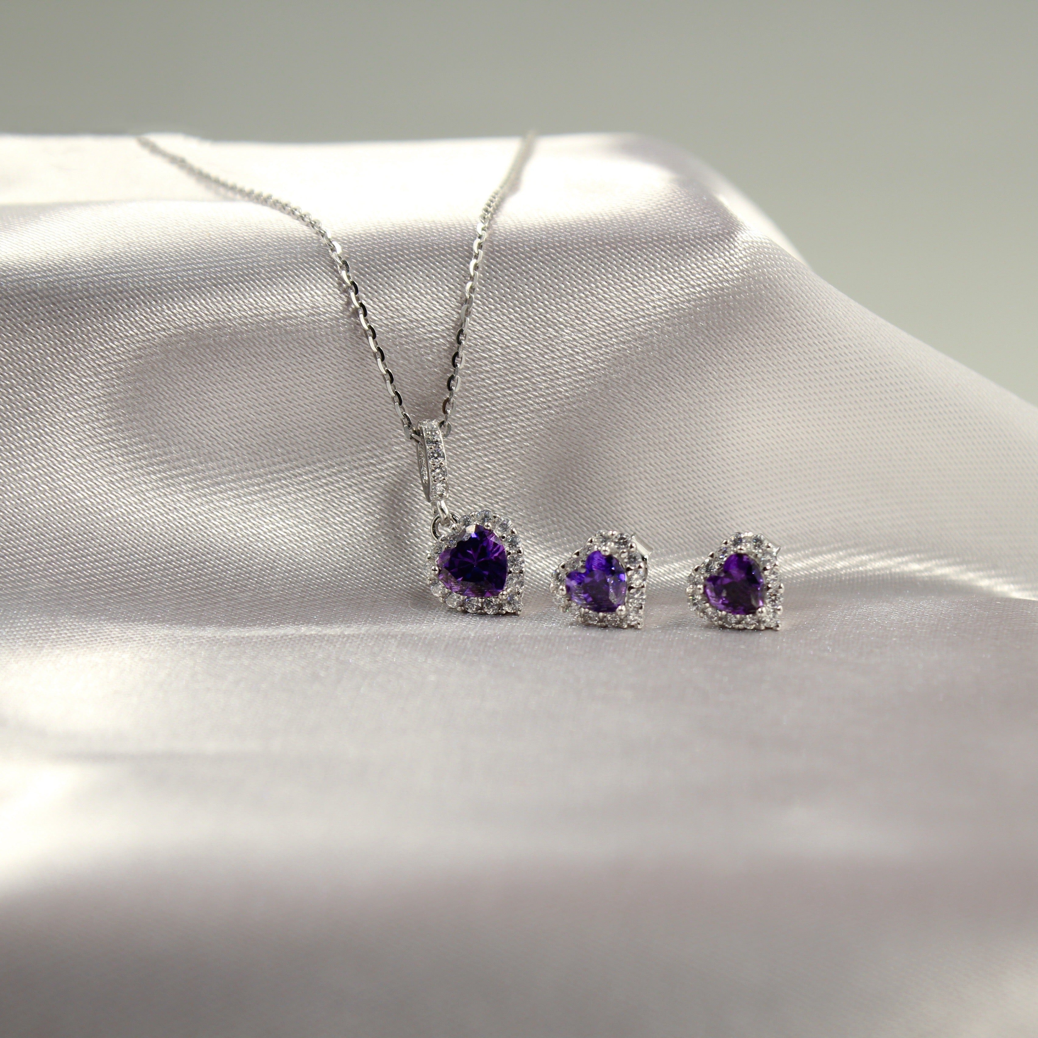 Juego de joyería con piedras moradas en forma de corazón