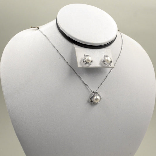 Juego de joyería con colgante y aretes de perla.