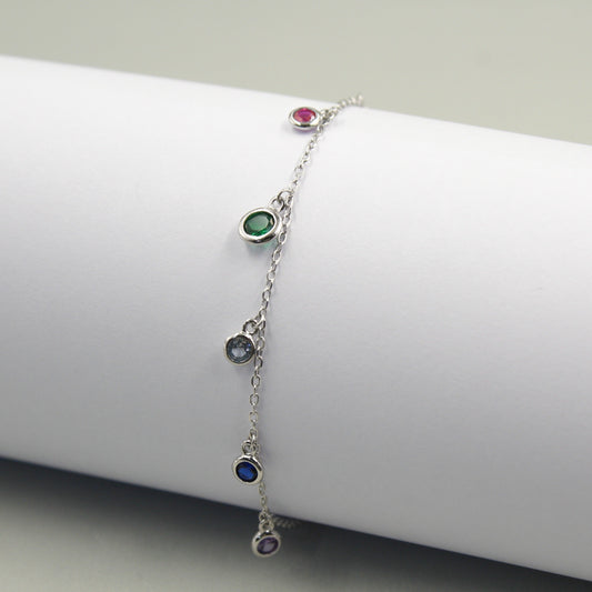 Pulsera de plata con piedras de colores.