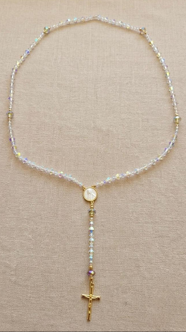 Rosario de Cristal Austríaco y Gold Filled: Una pieza de fe, brillo y elegancia eterna.